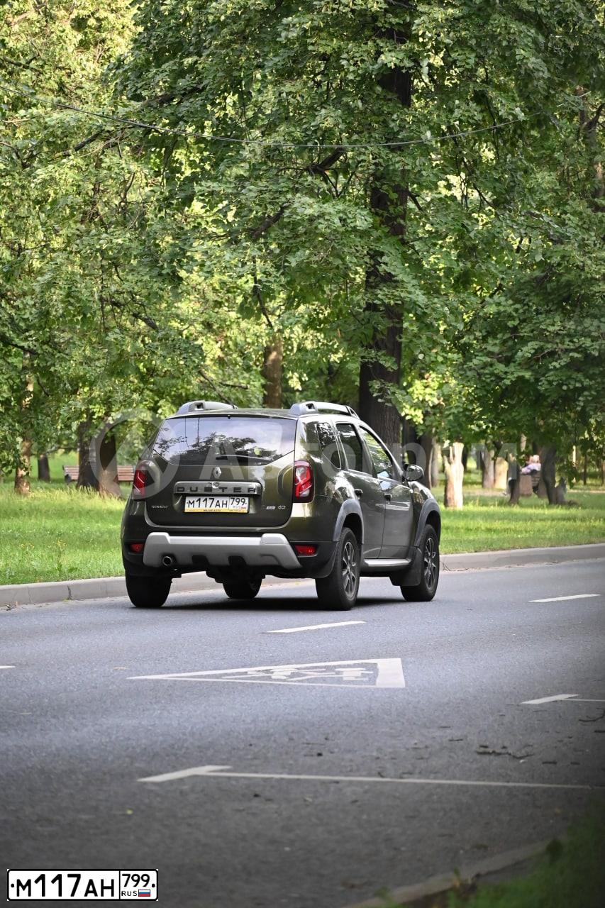 Фото автомобиля RENAULT DUSTER, 2017 — госномер М117АН799. Цвет: ЗЕЛЕНЫЙ