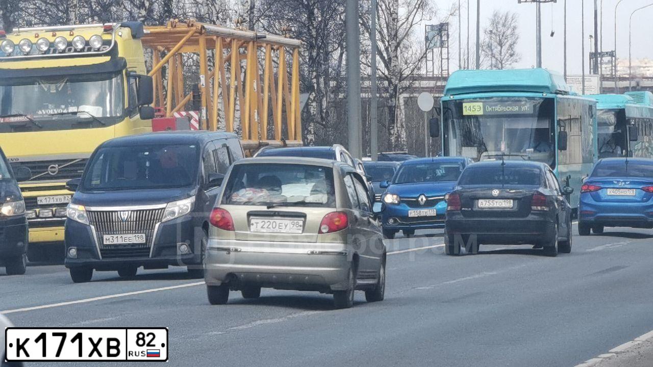 Фото автомобиля VOLVO FH, 2013 — госномер Т247СМ198. Цвет: ЖЁЛТЫЙ