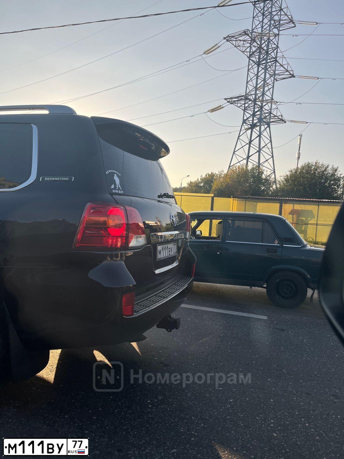 Фото автомобиля TOYOTA LANDCRUISER 200, 2014 — госномер М111ВУ77. Цвет: ЧЕРНЫЙ