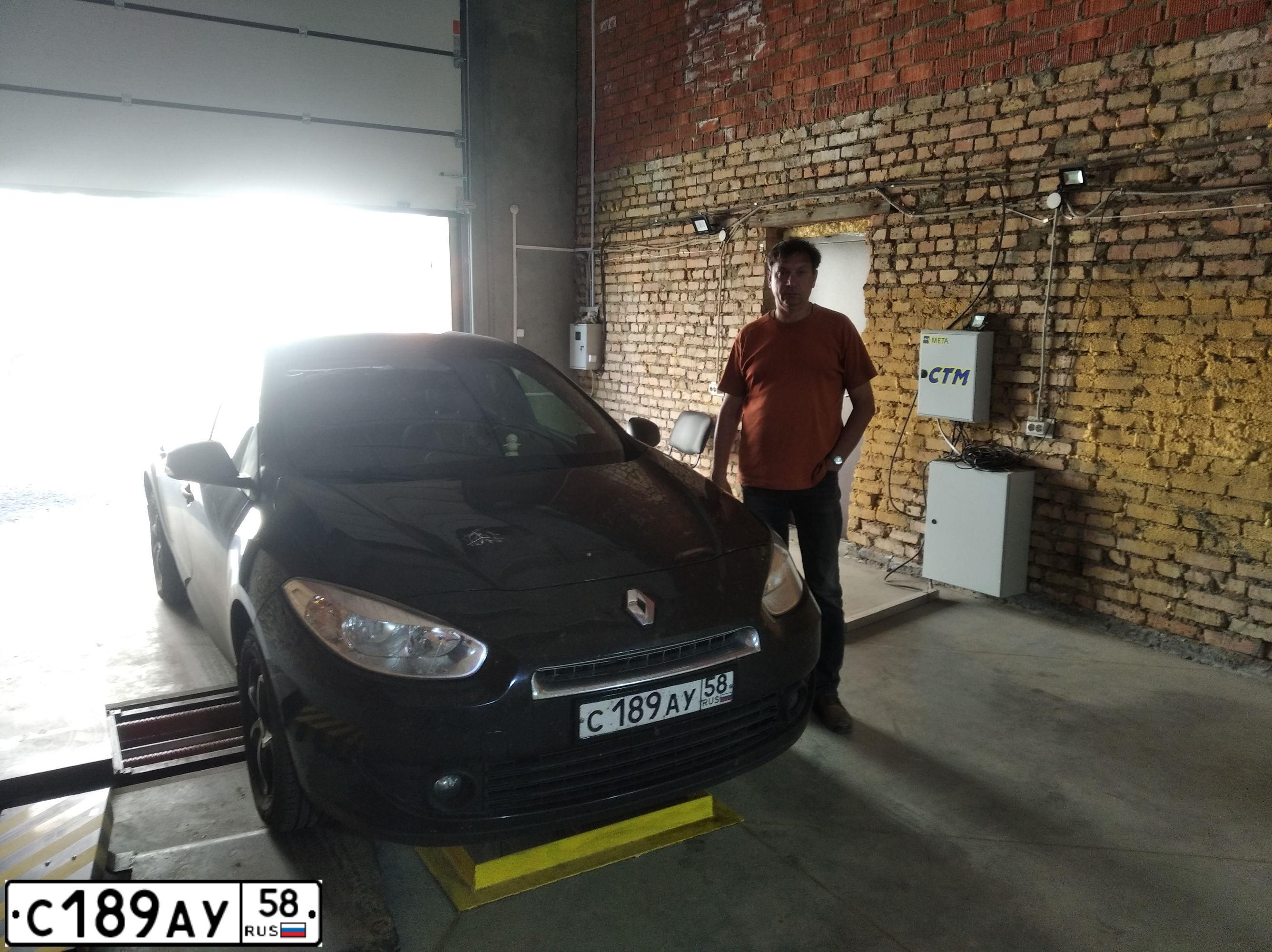 Фото автомобиля RENAULT FLUENCE, 2010 — госномер Е011ОЕ13. Цвет: ЧЕРНЫЙ