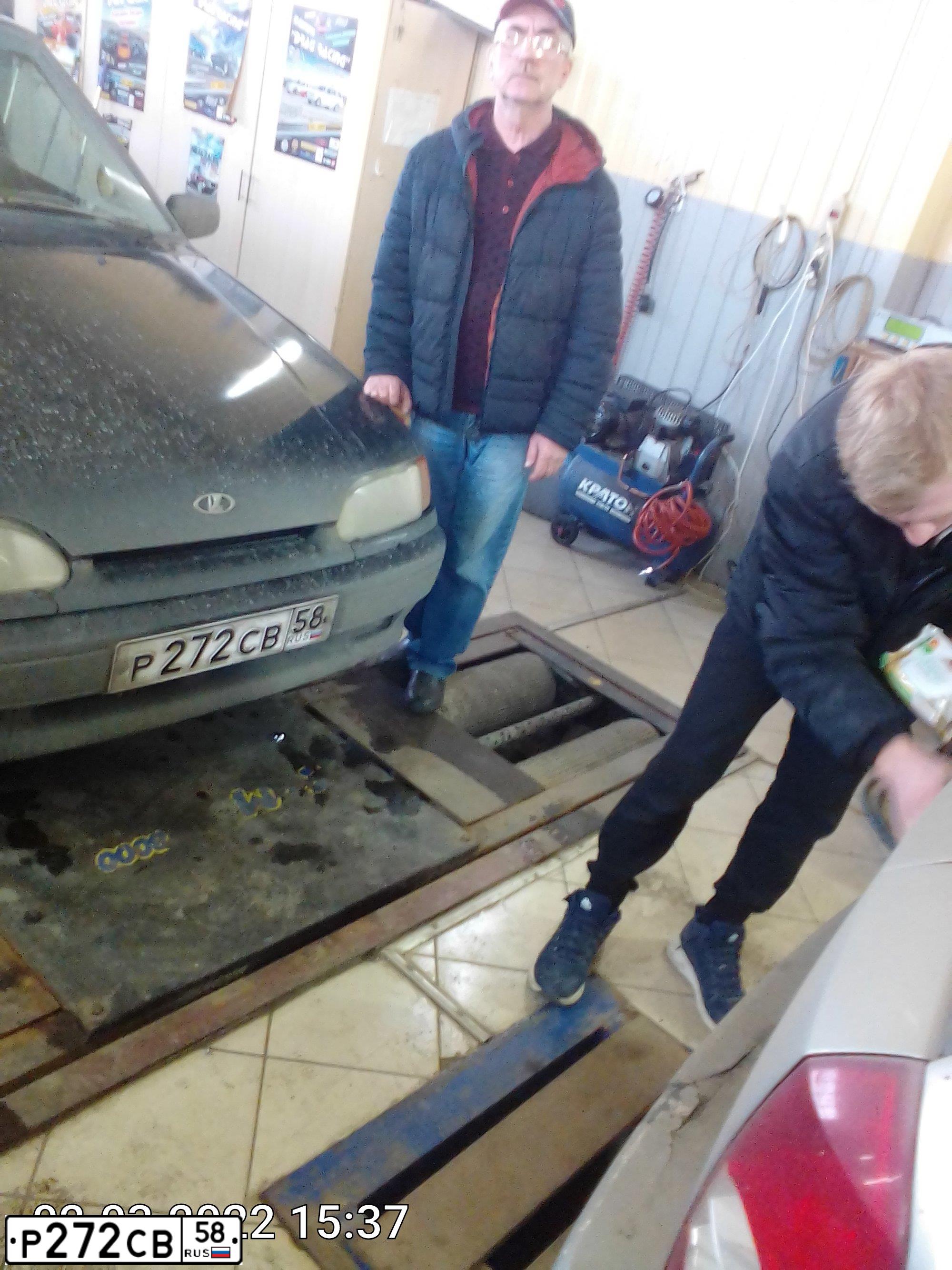 Фото автомобиля LADA 2114 SAMARA, 2009 — госномер Р272СВ58. Цвет: Темно-зеленый