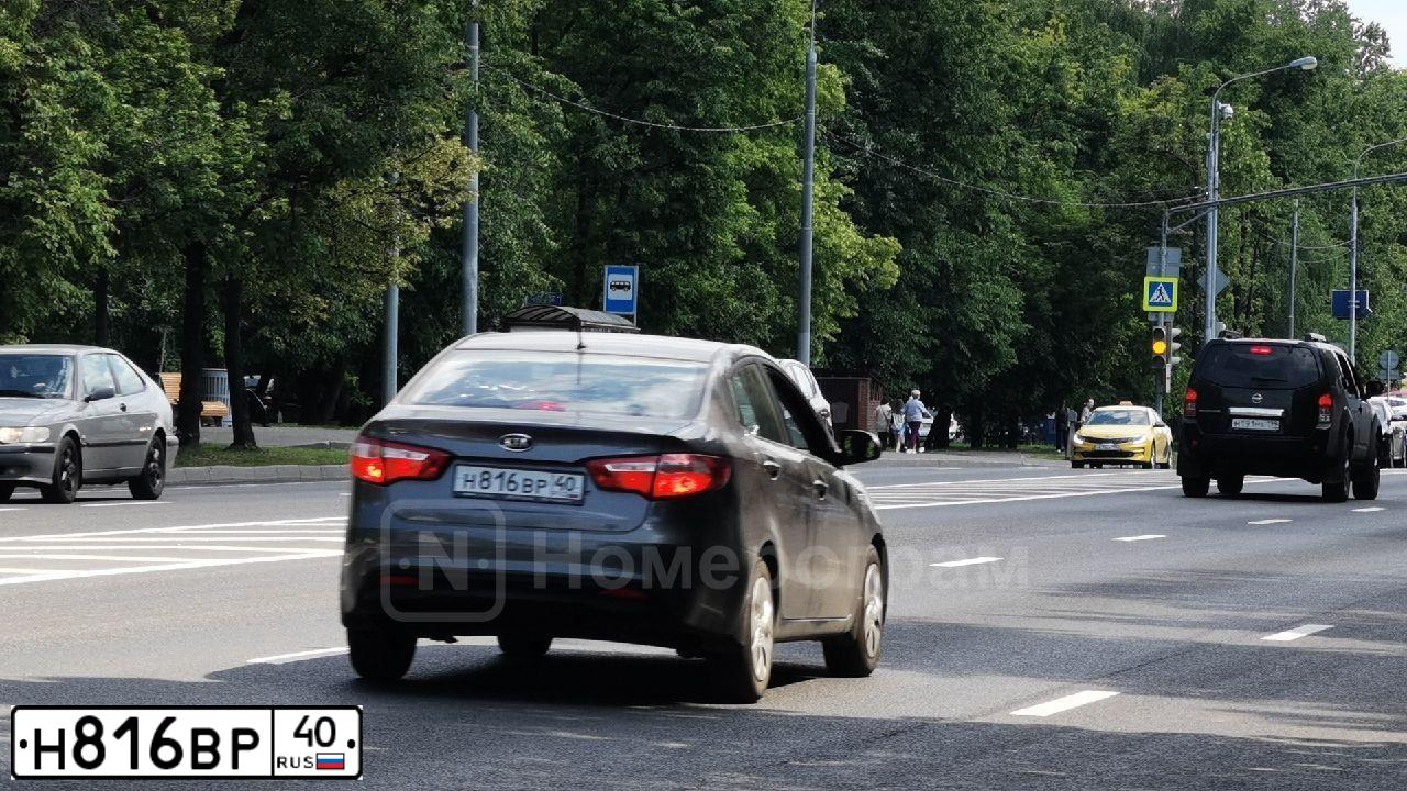 Фото автомобиля KIA RIO, 2012 — госномер Н816ВР40. Цвет: Серый