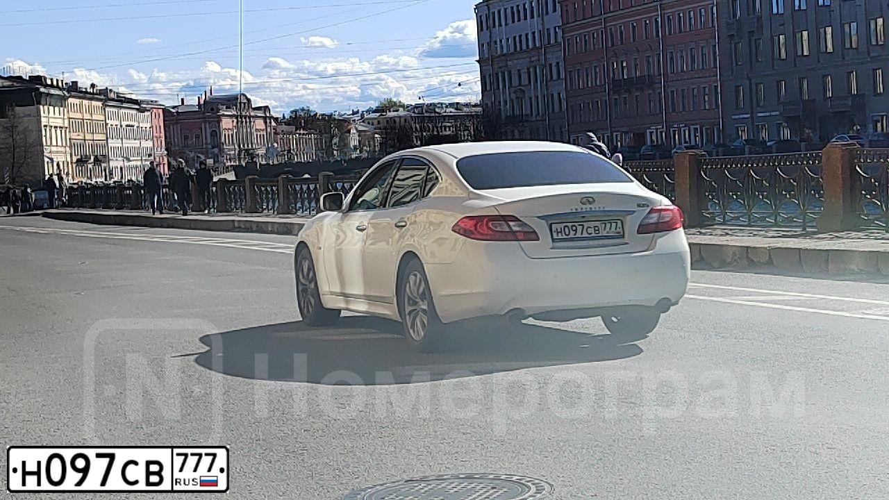 Фото автомобиля INFINITI M, 2012 — госномер Н097СВ777. Цвет: БЕЛЫЙ