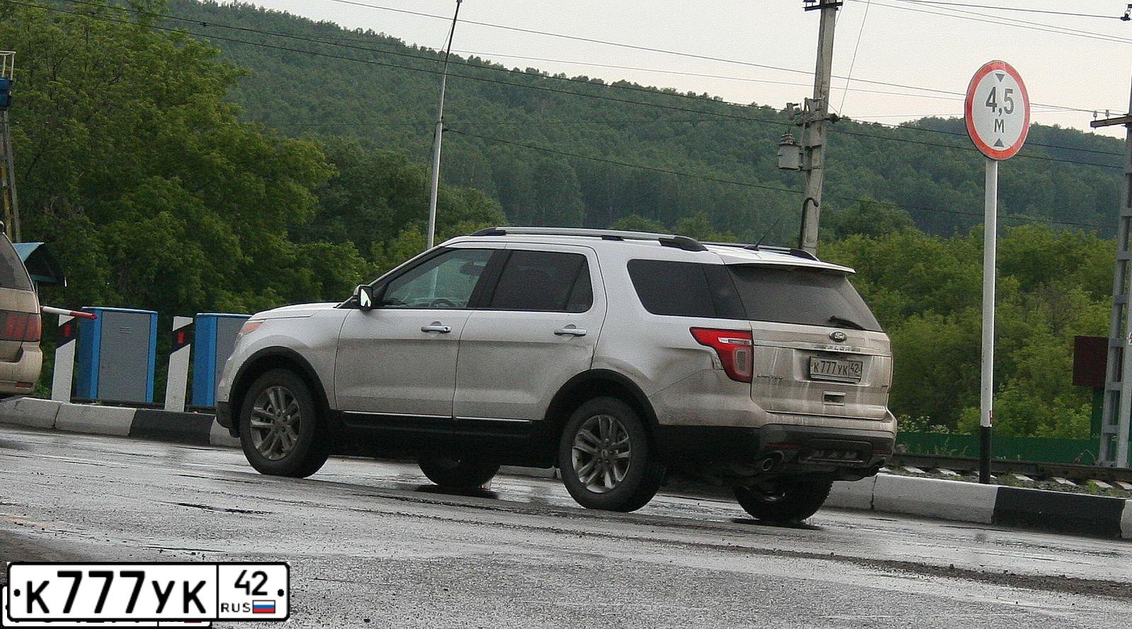 Фото автомобиля FORD EXPLORER, 2012 — госномер В410КК142. Цвет: платиново-белый