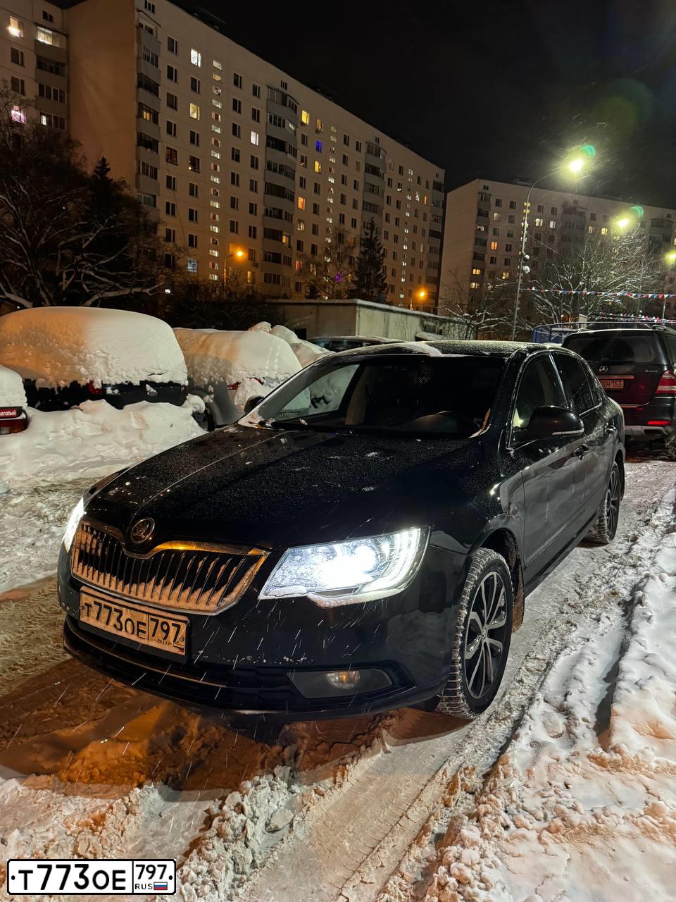 Фото автомобиля SKODA SUPERB, 2014 — госномер Е222ВР777. Цвет: ЧЕРНЫЙ