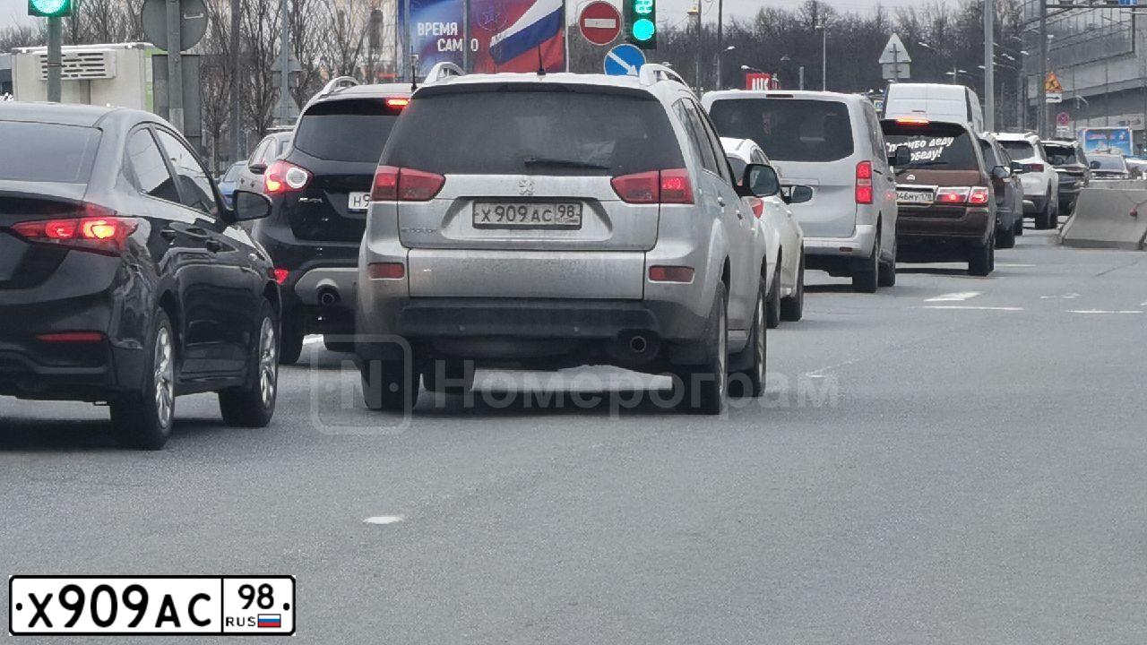 Фото автомобиля PEUGEOT 4007, 2011 — госномер Х909АС98. Цвет: СЕРЕБРИСТЫЙ