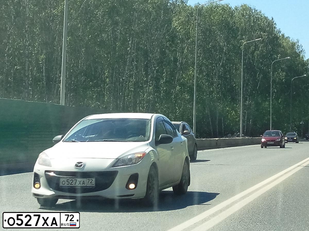 Фото автомобиля MAZDA 3, 2013 — госномер О527ХА72. Цвет: БЕЛЫЙ