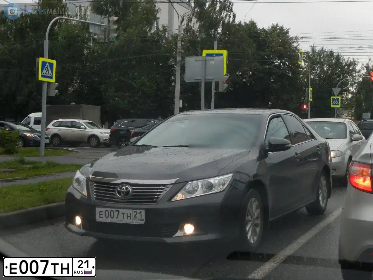 Фото автомобиля TOYOTA CAMRY, 2013 — госномер Е007ТН21. Цвет: СЕРЫЙ МЕТАЛЛИК