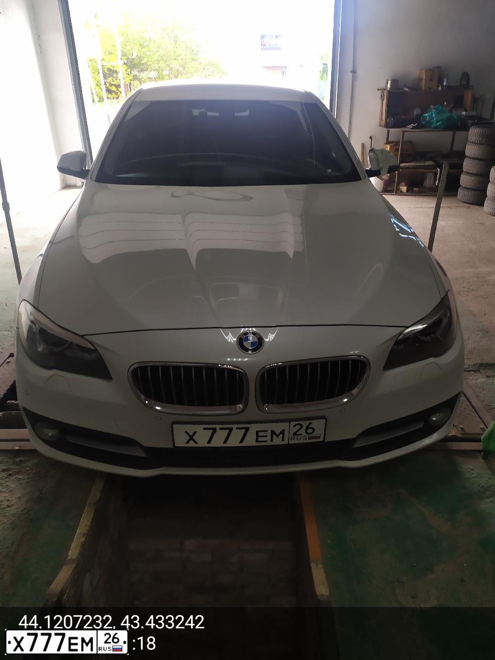 Фото автомобиля BMW SERIE 3, 2013 — госномер Х777ЕМ26. Цвет: БЕЛЫЙ МЕТАЛЛИК