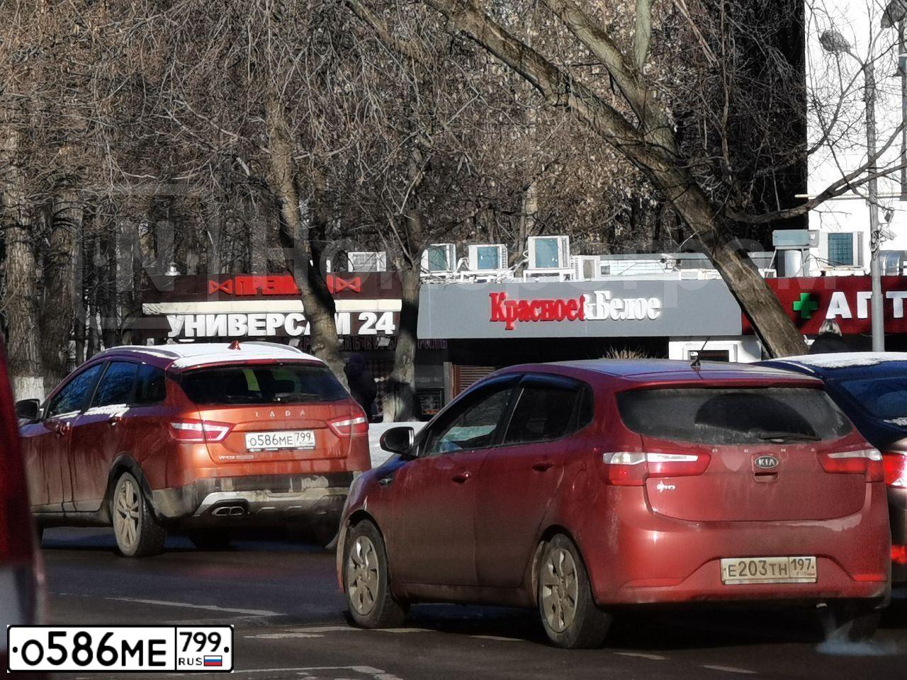 Фото автомобиля LADA VESTA, 2018 — госномер У045ХС799. Цвет: Оранжевый