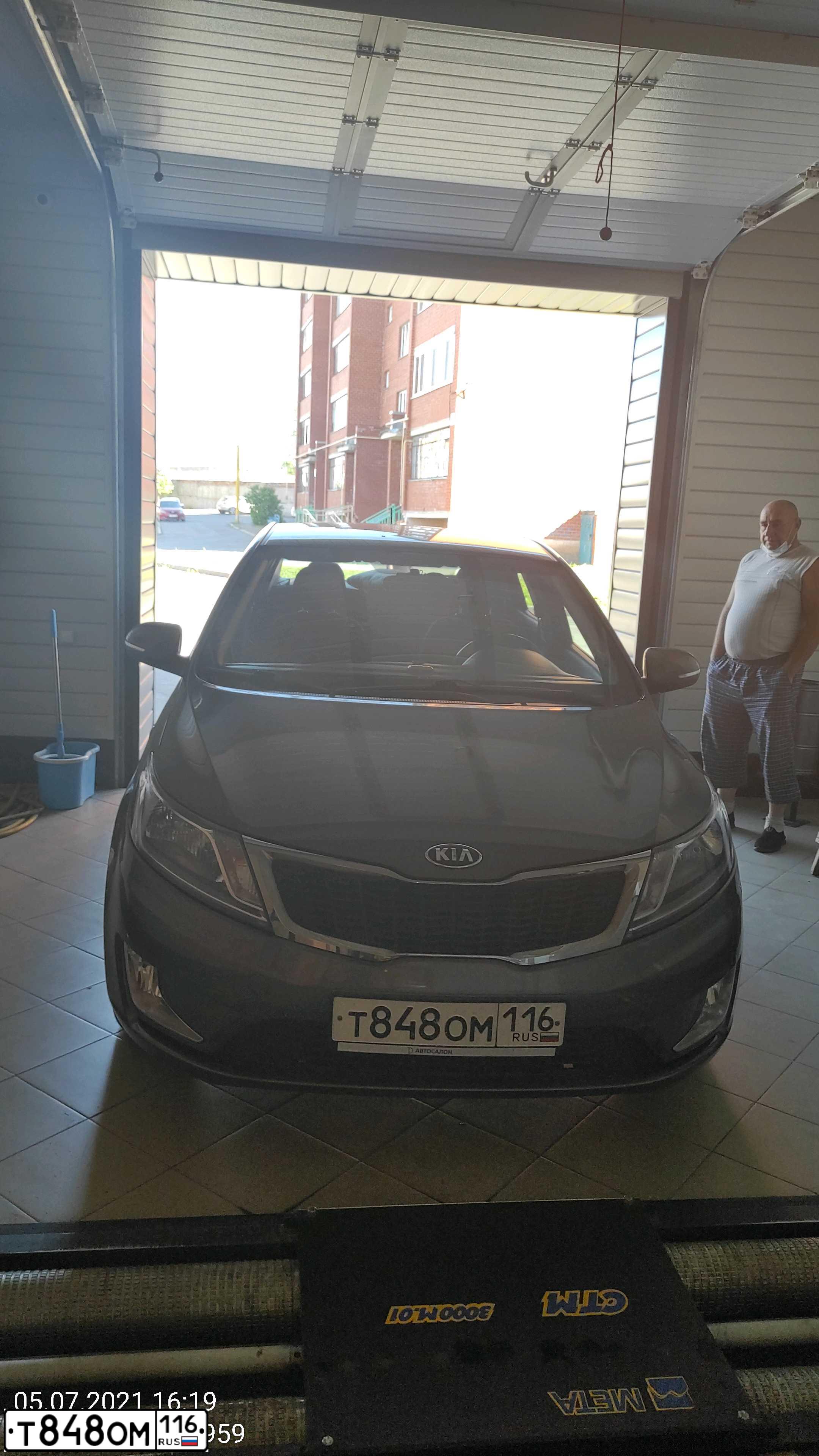 Фото автомобиля KIA RIO, 2014 — госномер Т848ОМ116. Цвет: ТЕМНО-СЕРЫЙ