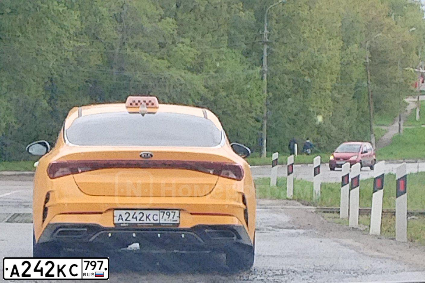 Фото автомобиля KIA K5, 2021 — госномер А242КС797. Цвет: БЕЛЫЙ-ЖЕЛТЫЙ-СЕРЫЙ