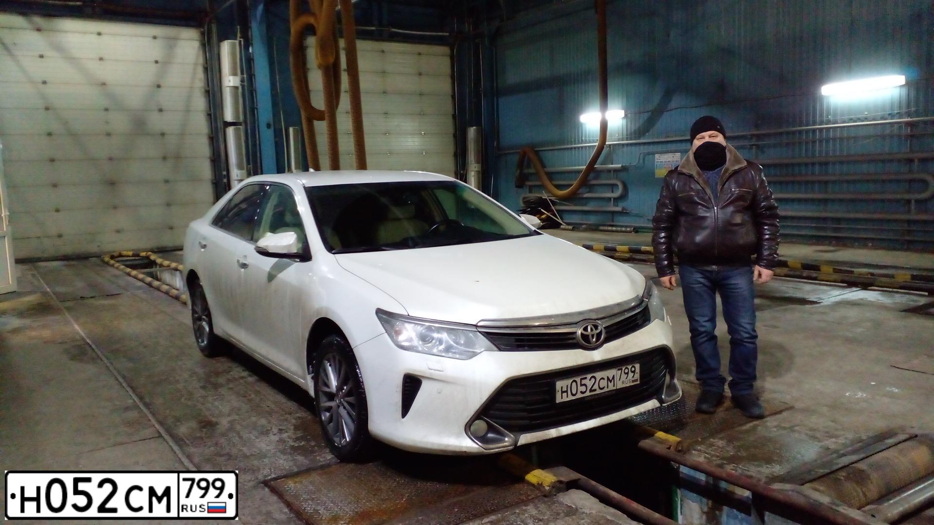 Фото автомобиля TOYOTA CAMRY, 2016 — госномер У503РР777. Цвет: БЕЛЫЙ ПЕРЛАМУТР