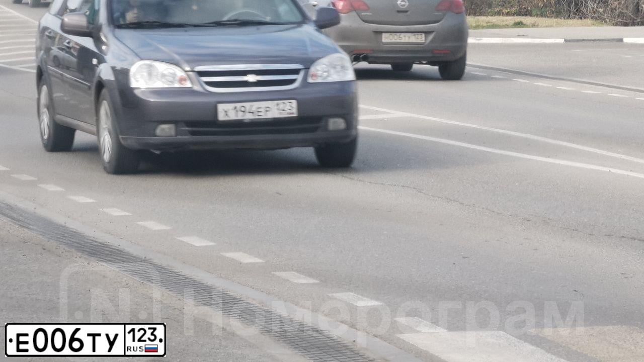 Фото автомобиля HYUNDAI SOLARIS, 2018 — госномер Е006ТУ123. Цвет: СЕРЫЙ