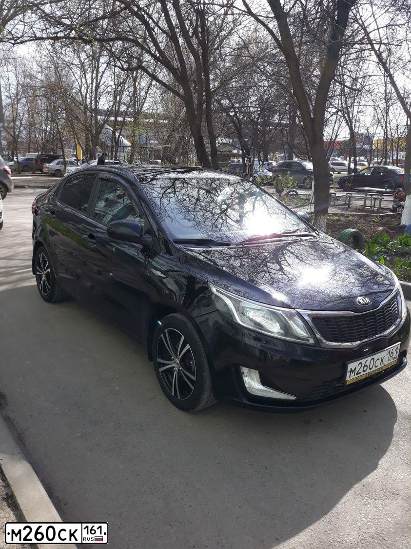 Фото автомобиля KIA RIO, 2013 — госномер М260СК161. Цвет: ЧЕРНЫЙ