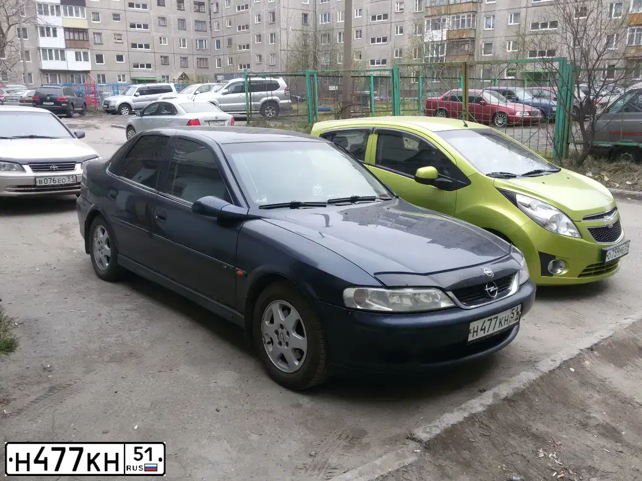 Фото автомобиля OPEL VECTRA, 2001 — госномер Н477КН51. Цвет: СИНИЙ
