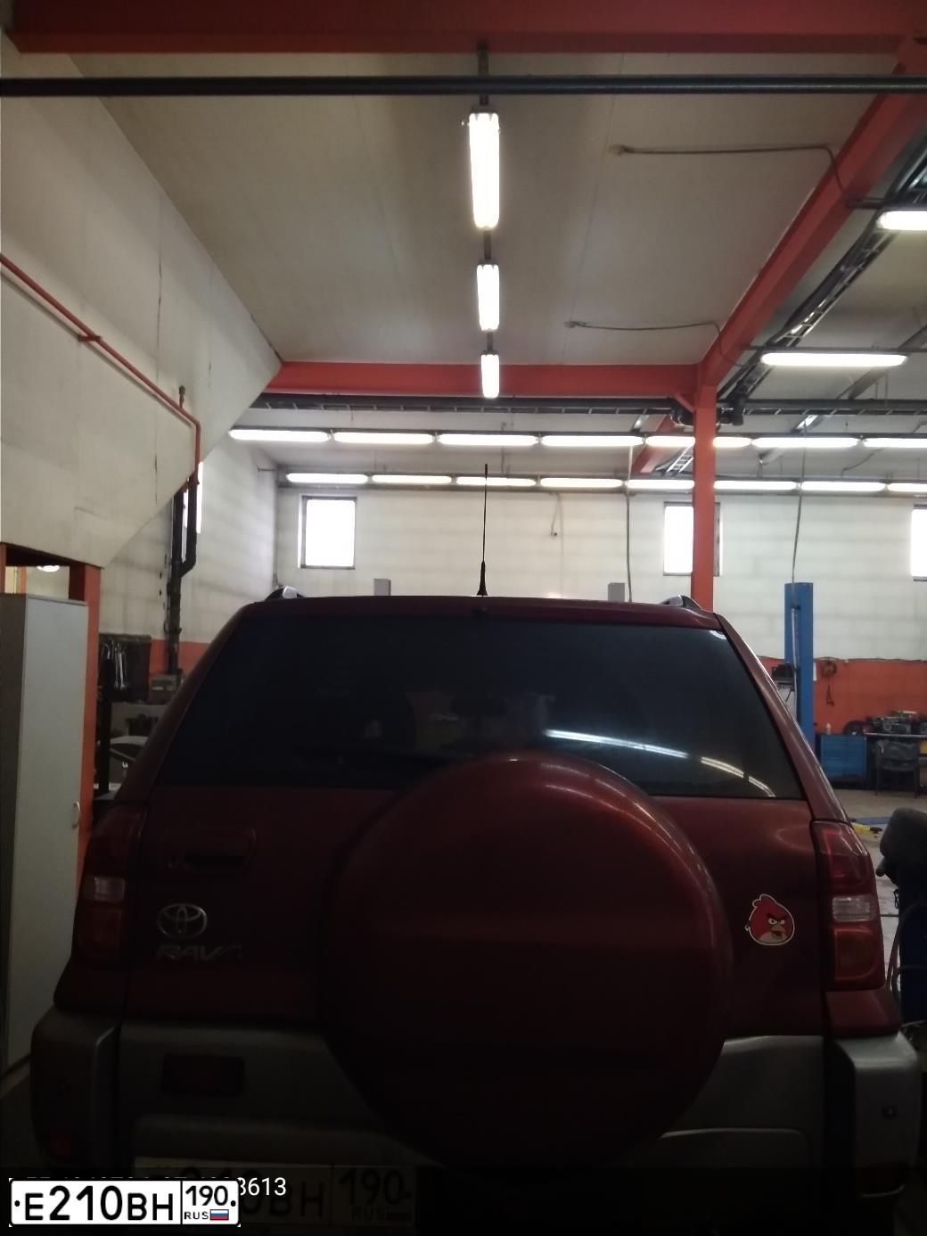 Фото автомобиля TOYOTA RAV4, 2004 — госномер Е210ВН190. Цвет: КРАСНЫЙ ТЕМНЫЙ