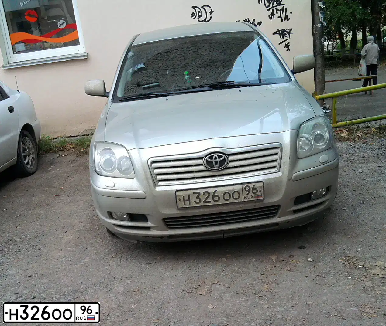 Фото автомобиля TOYOTA AVENSIS, 2005 — госномер Т783ВТ55. Цвет: серебристый