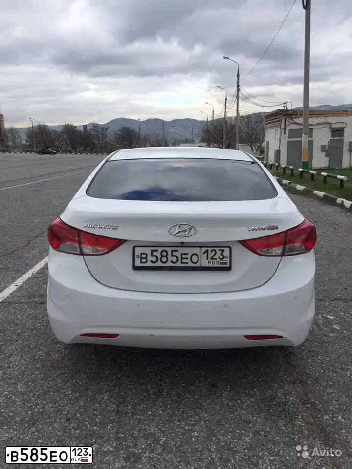 Фото автомобиля HYUNDAI AVANTE, 2012 — госномер В585ЕО123. Цвет: Белый