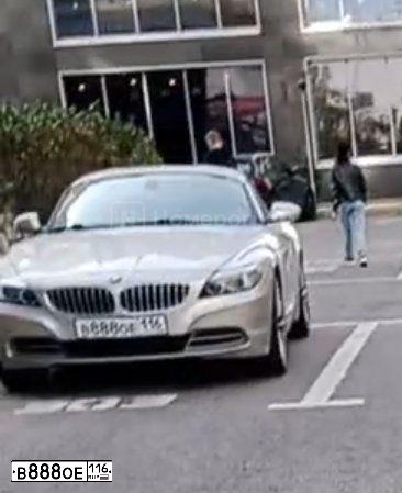 Фото автомобиля BMW Z 4, 2009 — госномер В888ОЕ116. Цвет: СЕРО-ЗОЛОТИСТЫЙ