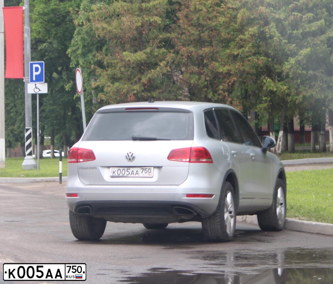 Фото автомобиля VOLKSWAGEN TOUAREG, 2011 — госномер К005АА750. Цвет: Серебристый