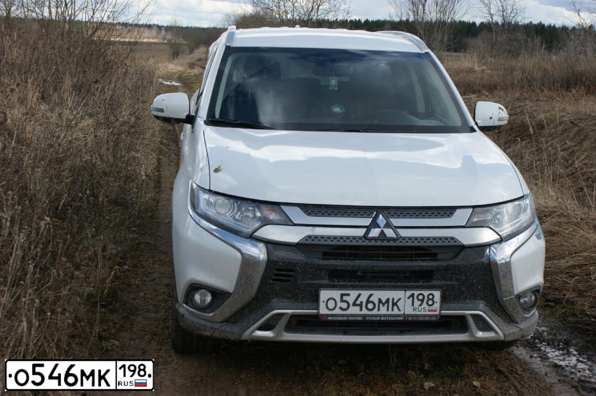 Фото автомобиля MITSUBISHI OUTLANDER, 2019 — госномер О546МК198. Цвет: Белый