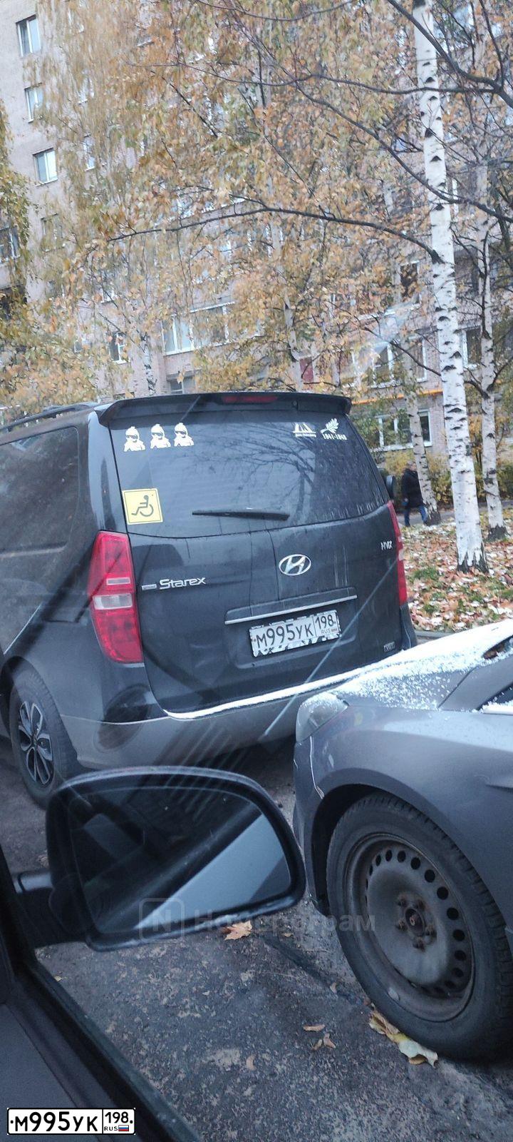 Фото автомобиля HYUNDAI GRAND STAREX, 2010 — госномер С004КР98. Цвет: ЧЕРНЫЙ