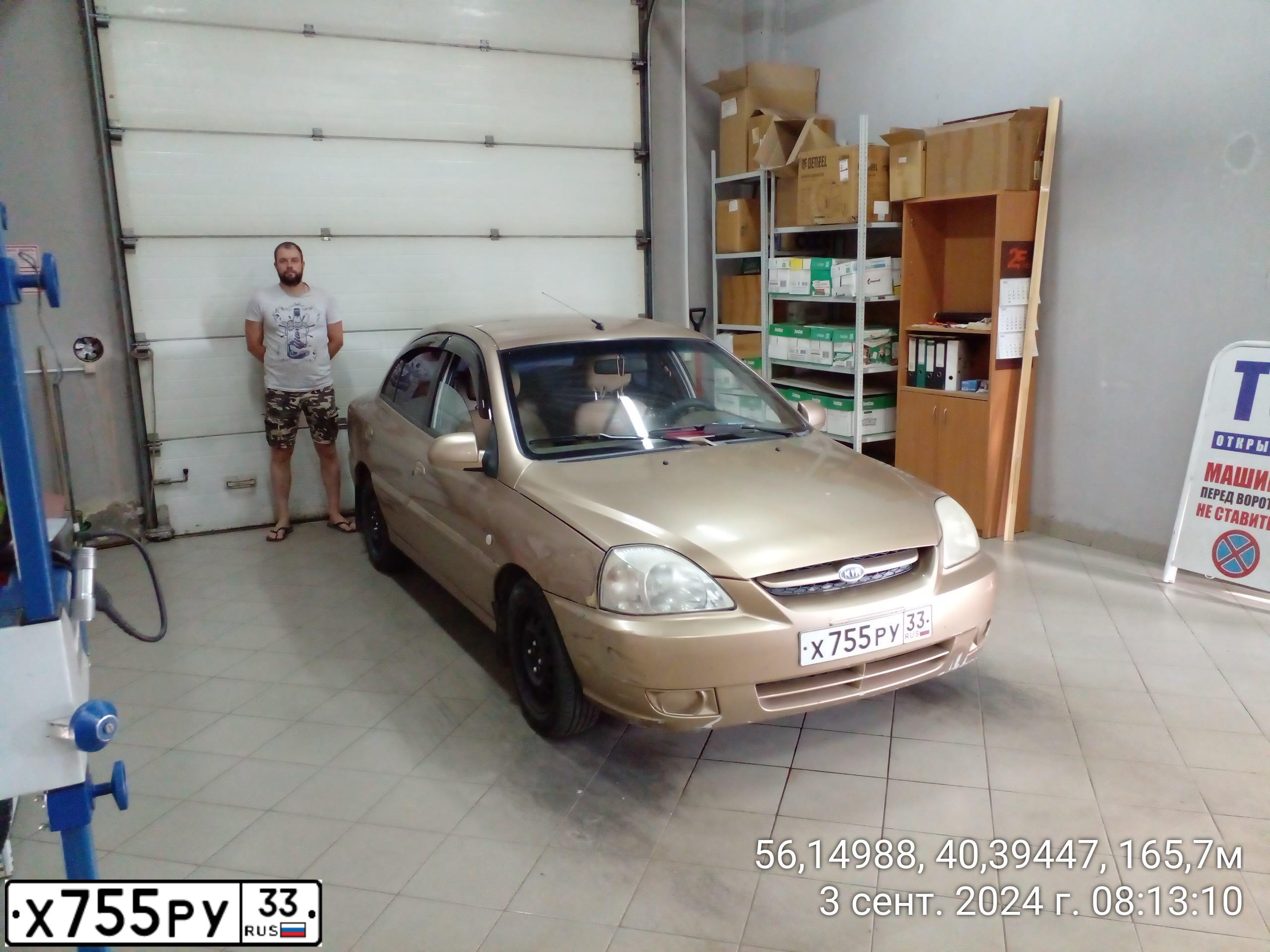 Фото автомобиля KIA RIO, 2004 — госномер Е828МЕ33. Цвет: БЕЖЕВЫЙ