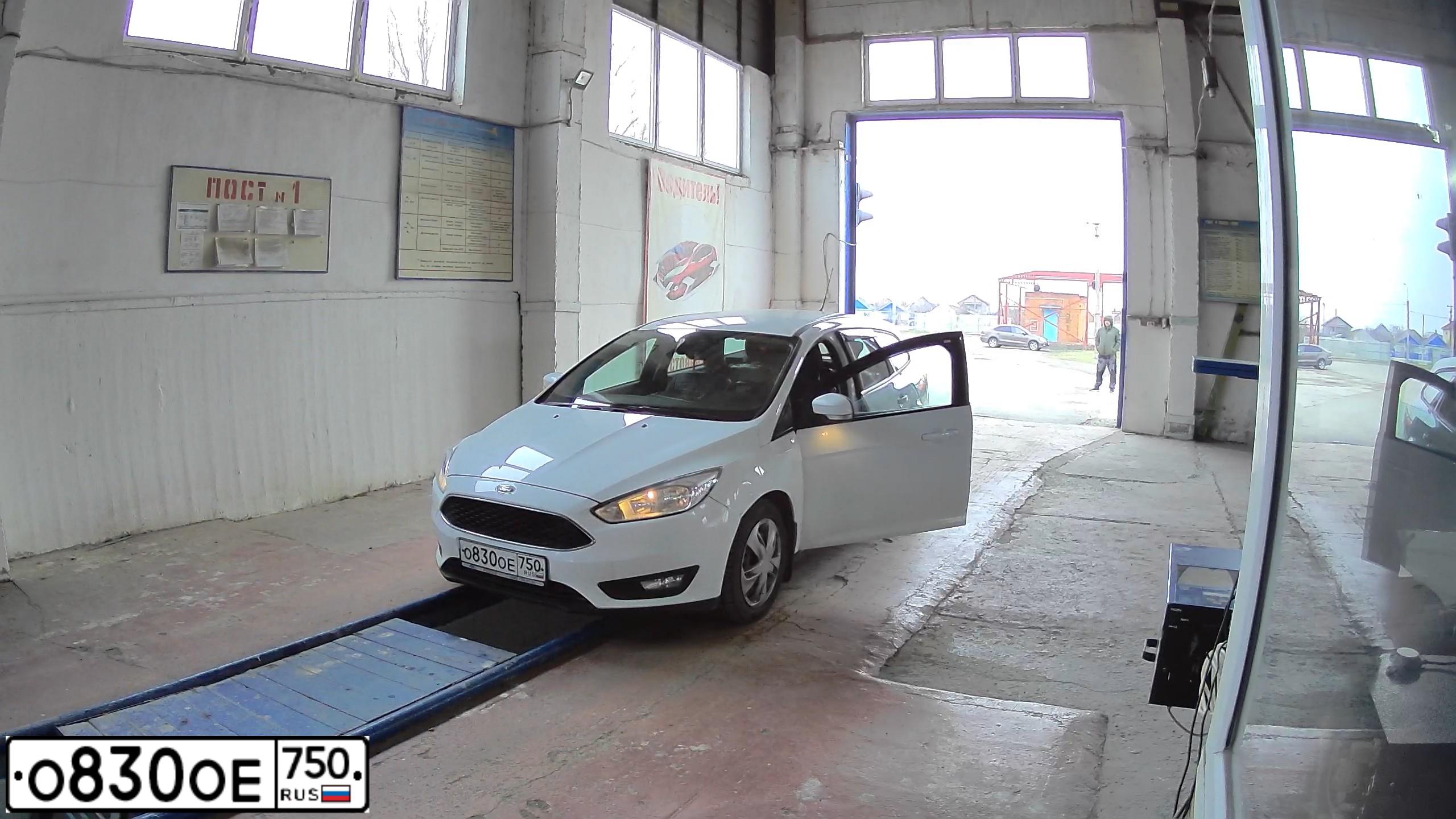 Фото автомобиля FORD FOCUS, 2016 — госномер О830ОЕ750. Цвет: БЕЛЫЙ