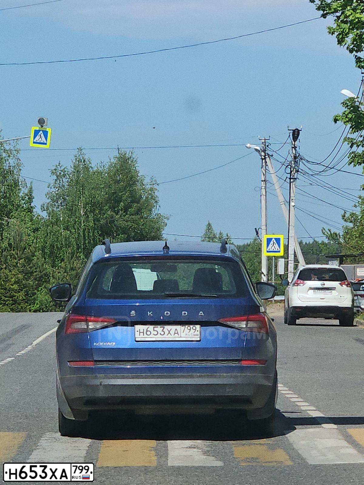 Фото автомобиля SKODA KODIAQ, 2020 — госномер Н653ХА799. Цвет: синий