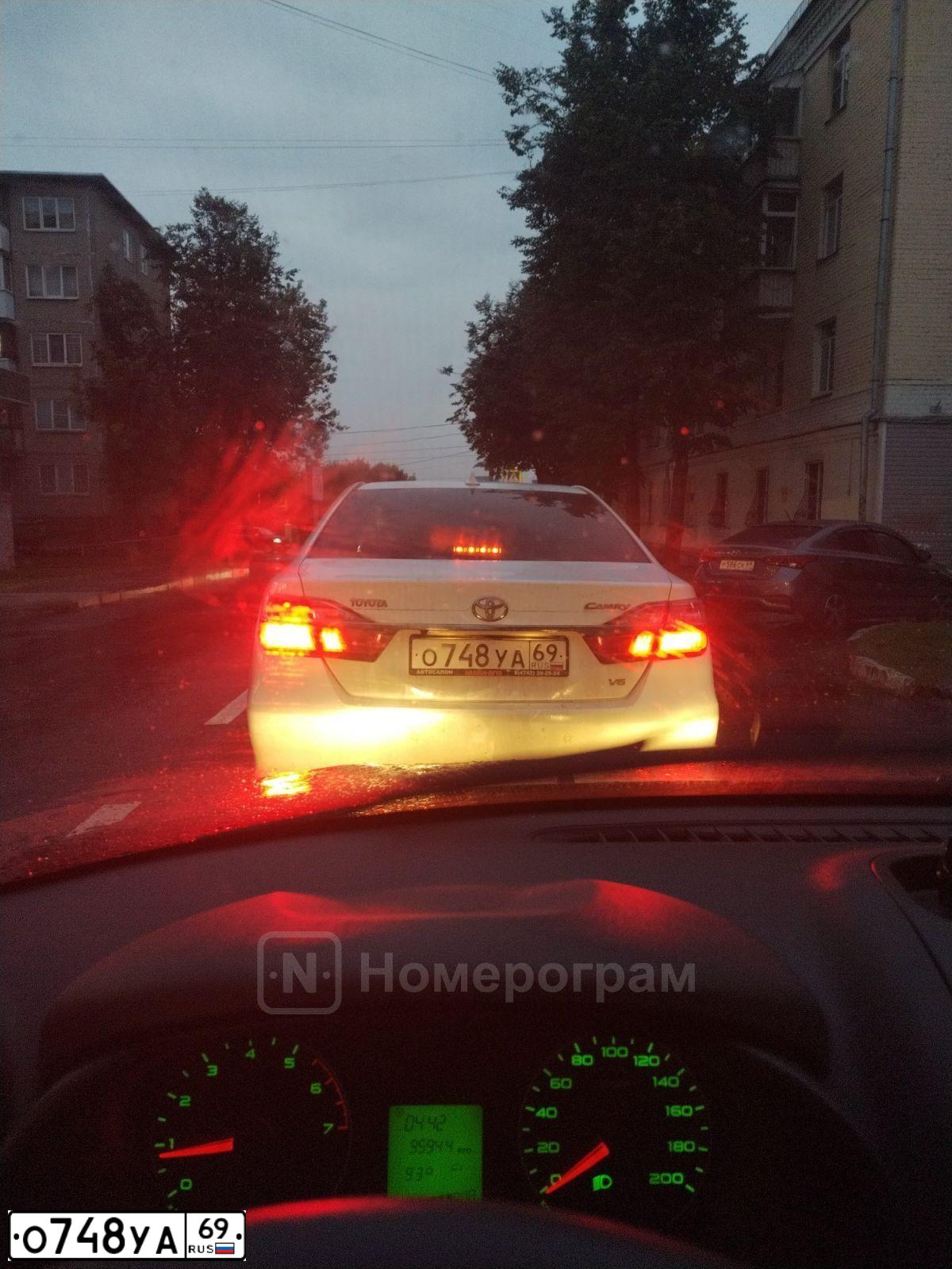 Фото автомобиля TOYOTA CAMRY, 2016 — госномер О748УА69. Цвет: Белый