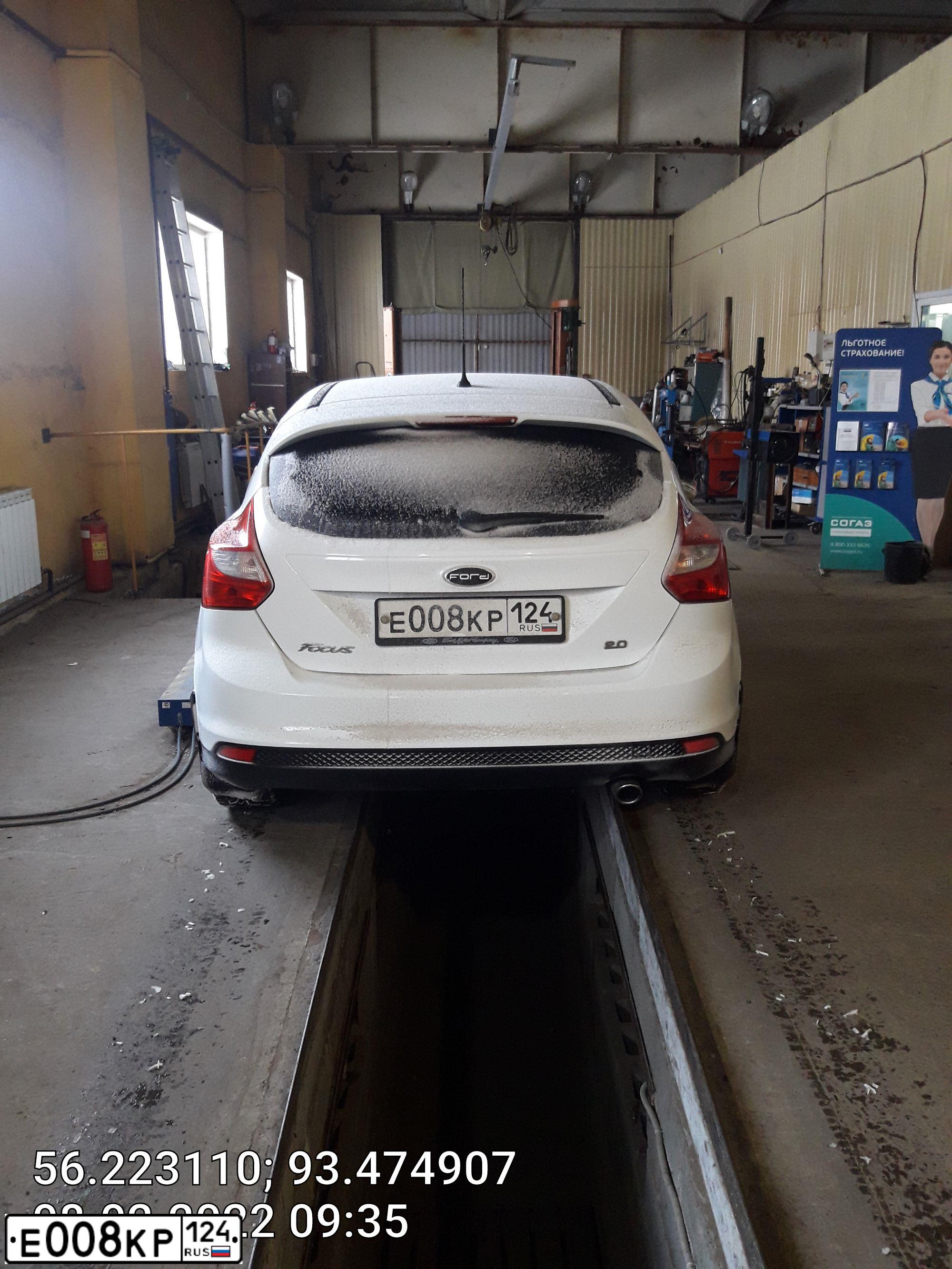 Фото автомобиля FORD FOCUS, 2012 — госномер Е008КР124. Цвет: Белый