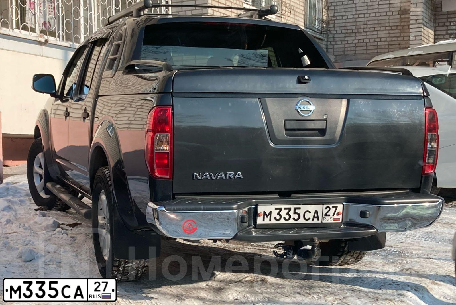 Фото автомобиля NISSAN NAVARA, 2008 — госномер М335СА27. Цвет: Серый