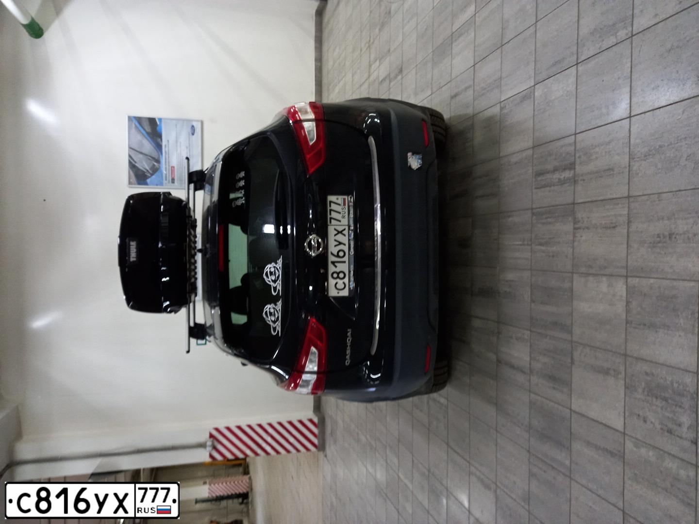 Фото автомобиля NISSAN QASHQAI, 2017 — госномер В813АЕ550. Цвет: ЧЕРНЫЙ