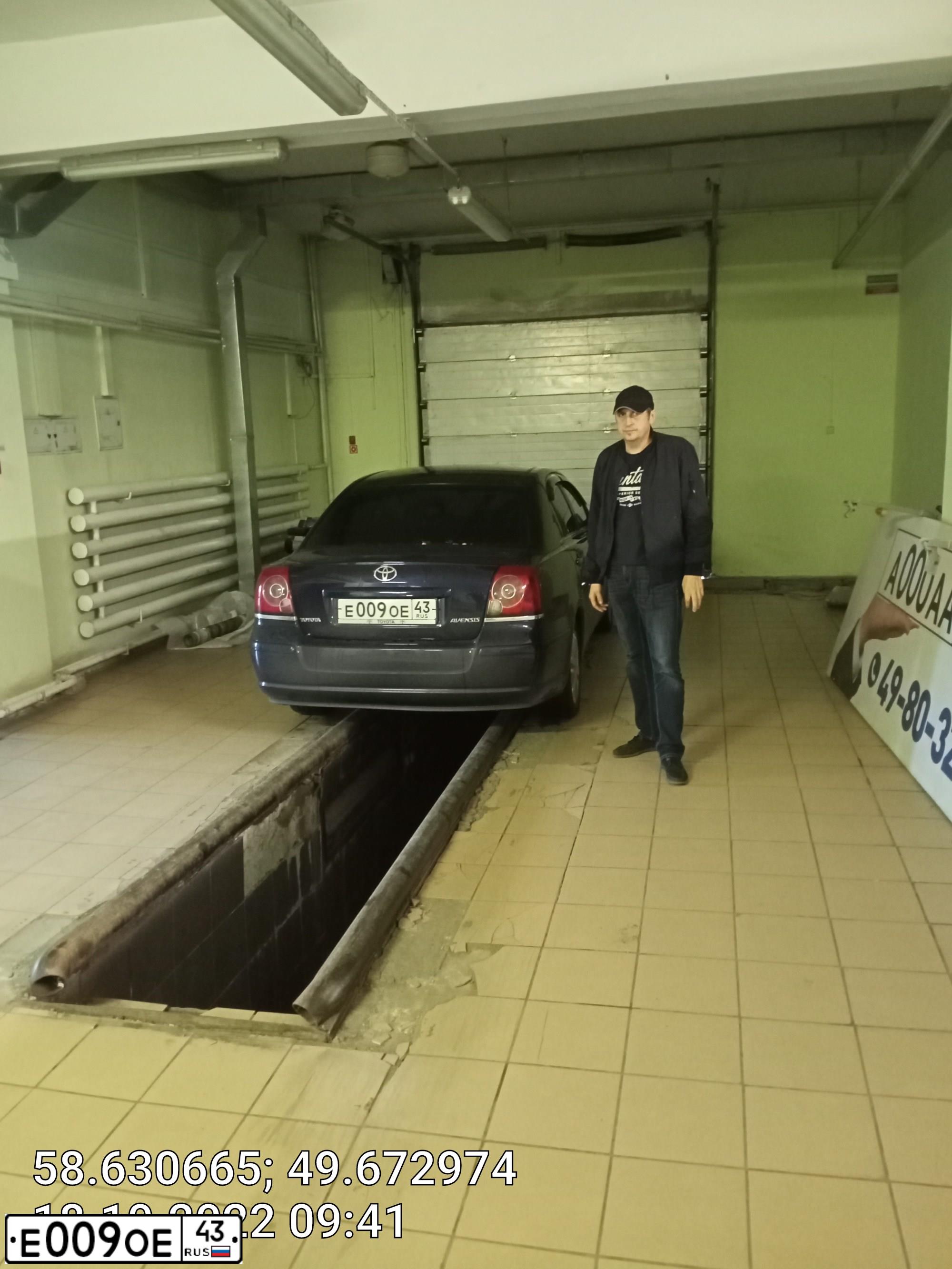 Фото автомобиля TOYOTA AVENSIS, 2007 — госномер Е009ОЕ43. Цвет: Темно-синий