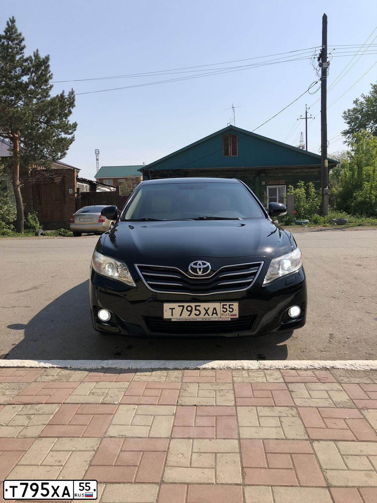Фото автомобиля TOYOTA CAMRY, 2010 — госномер У555ЕР45. Цвет: ЧЕРНЫЙ