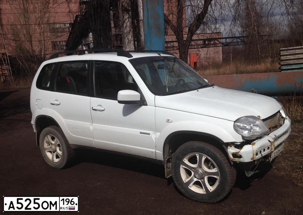 Фото автомобиля CHEVROLET NIVA, 2013 — госномер А525ОМ196. Цвет: Белый