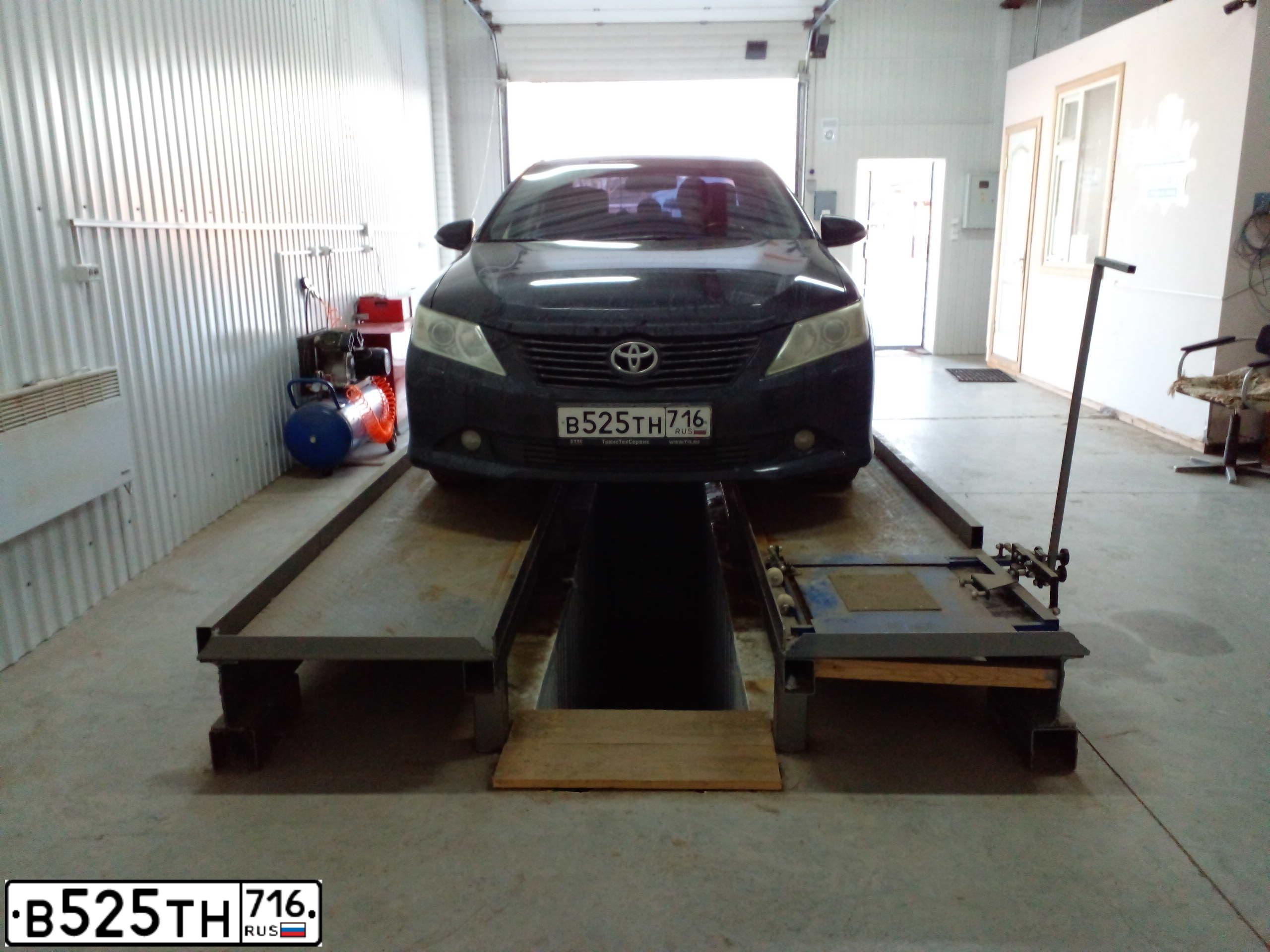 Фото автомобиля TOYOTA CAMRY, 2012 — госномер О266ТО702. Цвет: ЧЕРНЫЙ