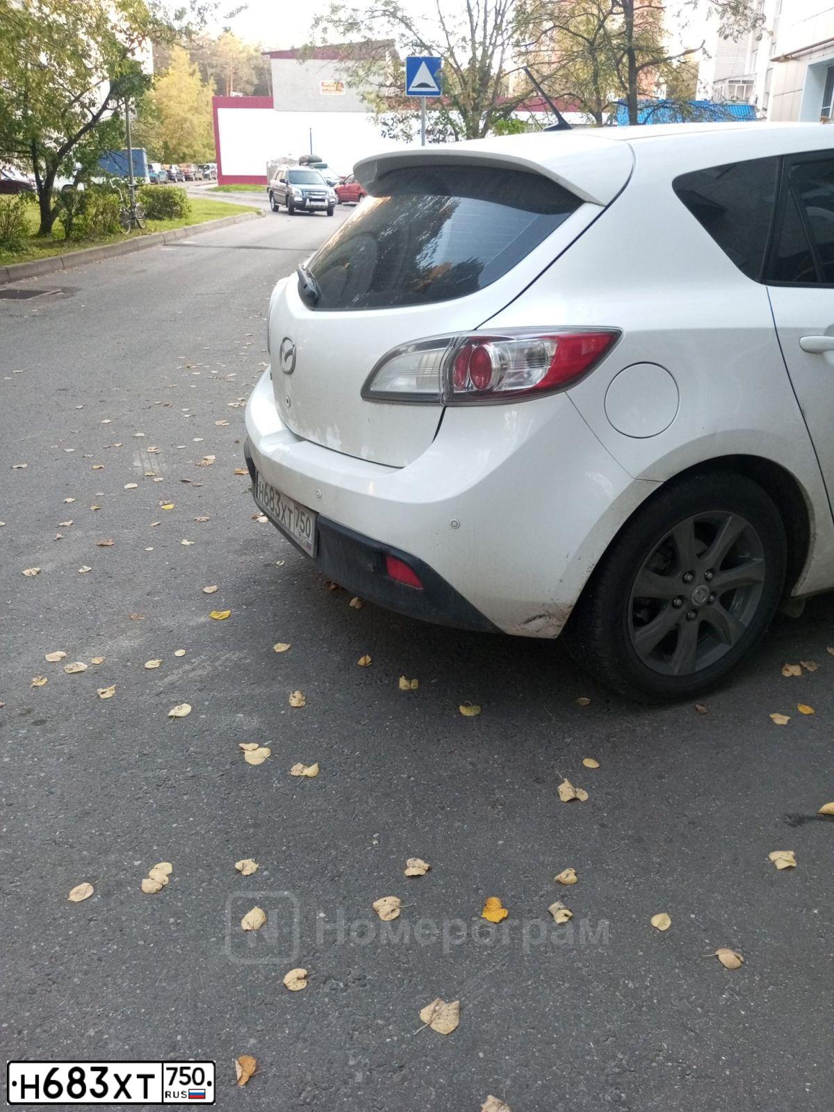 Фото автомобиля MAZDA 3, 2011 — госномер Н683ХТ750. Цвет: Белый