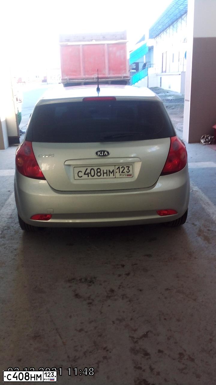 Фото автомобиля KIA CEE'D, 2009 — госномер О719УН98. Цвет: ПЕРЛАМУТРОВО-СЕРЕБРИСТЫЙ