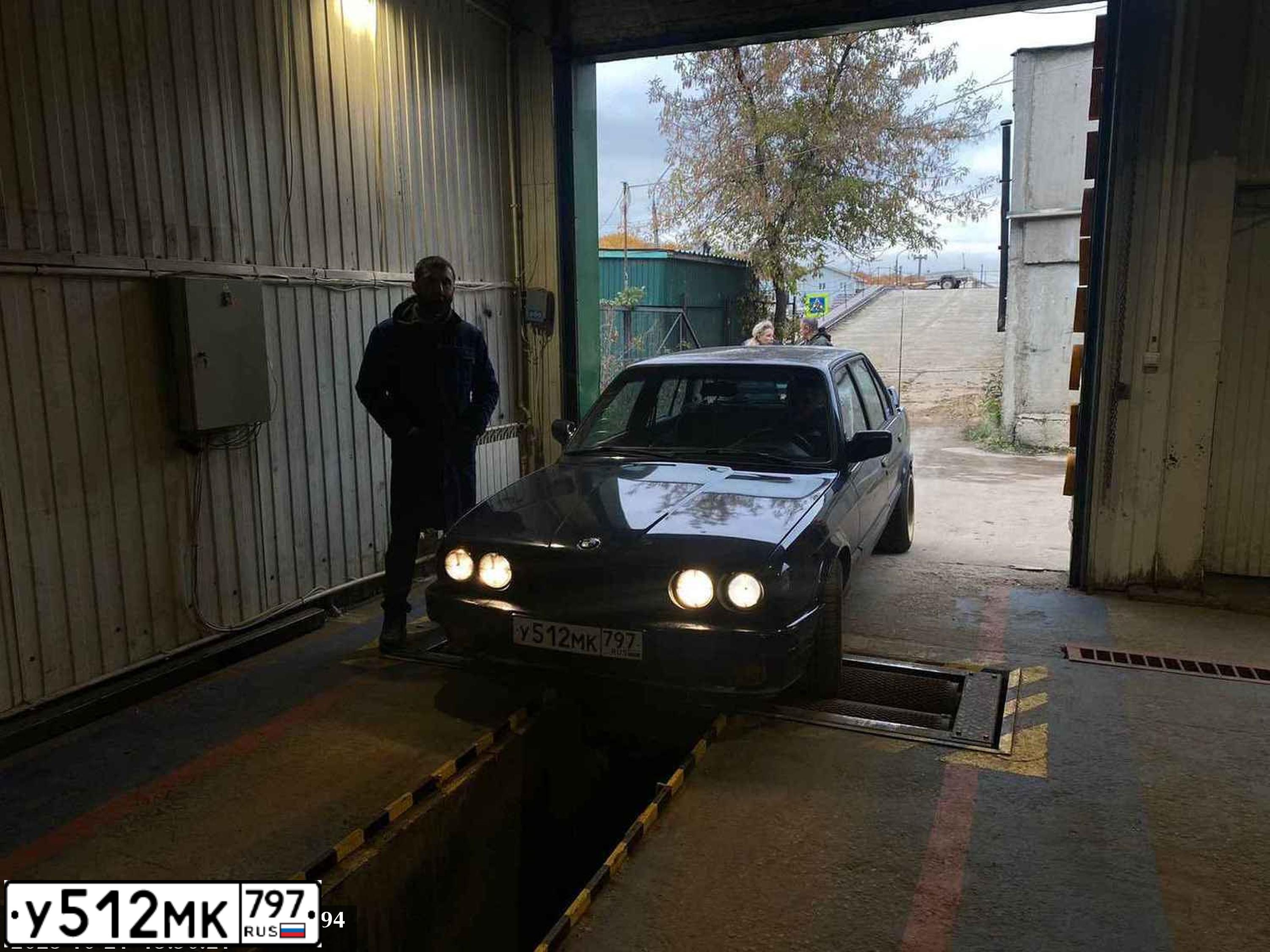 Фото автомобиля BMW SERIE 3, 1988 — госномер К883ЕТ98. Цвет: ТЕМНО СИНИЙ