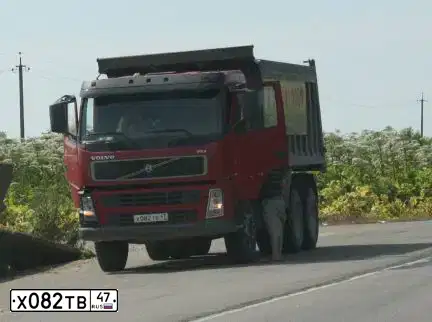 Фото автомобиля VOLVO SERIE FM /6X4/, 2006 — госномер А104НМ198. Цвет: Красный