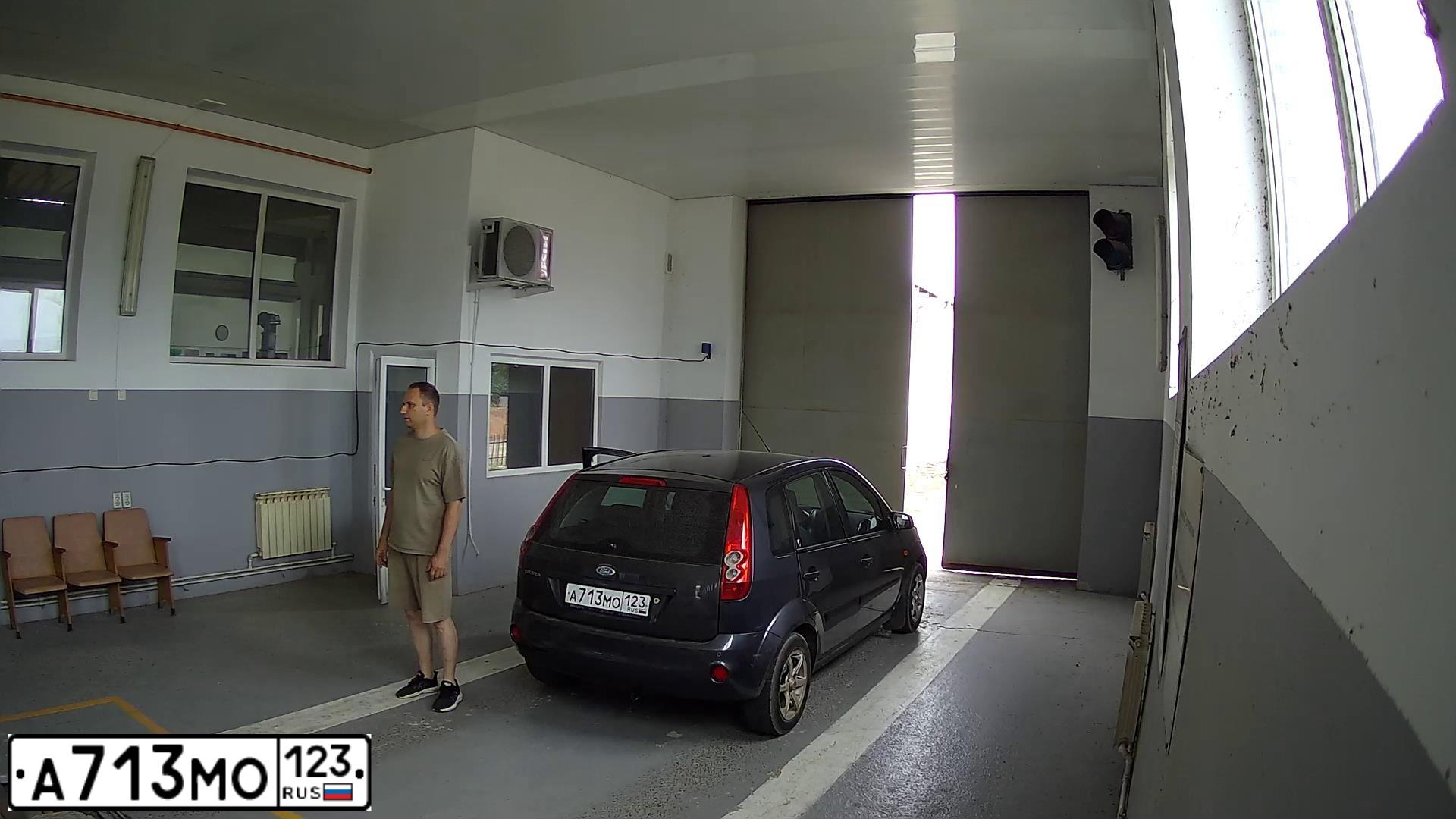 Фото автомобиля FORD FIESTA / ASPIRE, 2007 — госномер А713МО123. Цвет: ТЕМНО-СЕРЫЙ