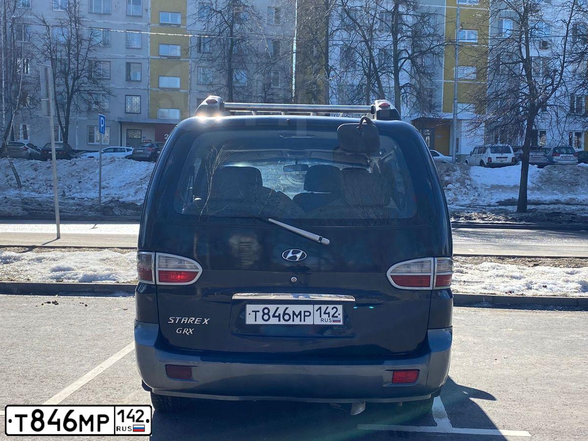 Фото автомобиля HYUNDAI H 1/H 100/STAREX, 2007 — госномер А002КР60. Цвет: ЧЕРНЫЙ