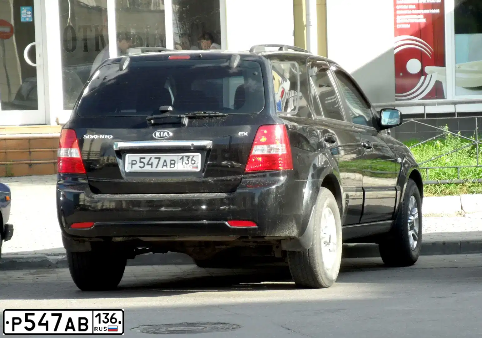 Фото автомобиля KIA SORENTO, 2007 — госномер Р547АВ136. Цвет: ЧЕРНЫЙ