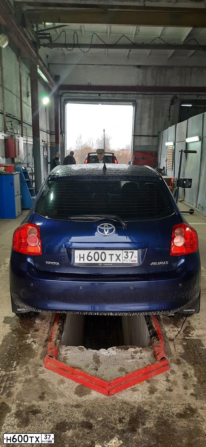 Фото автомобиля TOYOTA AURIS, 2008 — госномер В340ТС37. Цвет: синий