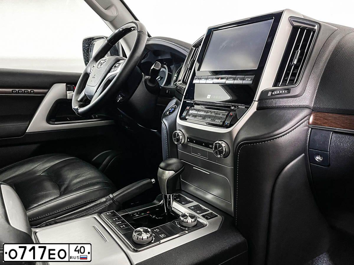Фото автомобиля TOYOTA LANDCRUISER 200, 2015 — госномер А275МР190. Цвет: ЧЕРНЫЙ