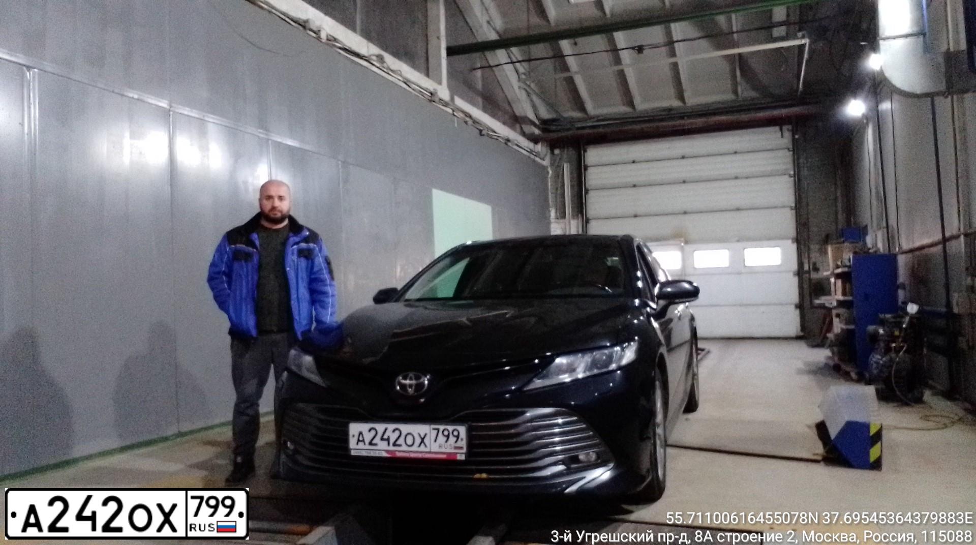 Фото автомобиля TOYOTA CAMRY, 2019 — госномер О130УР790. Цвет: ЧЕРНЫЙ МЕТАЛИК