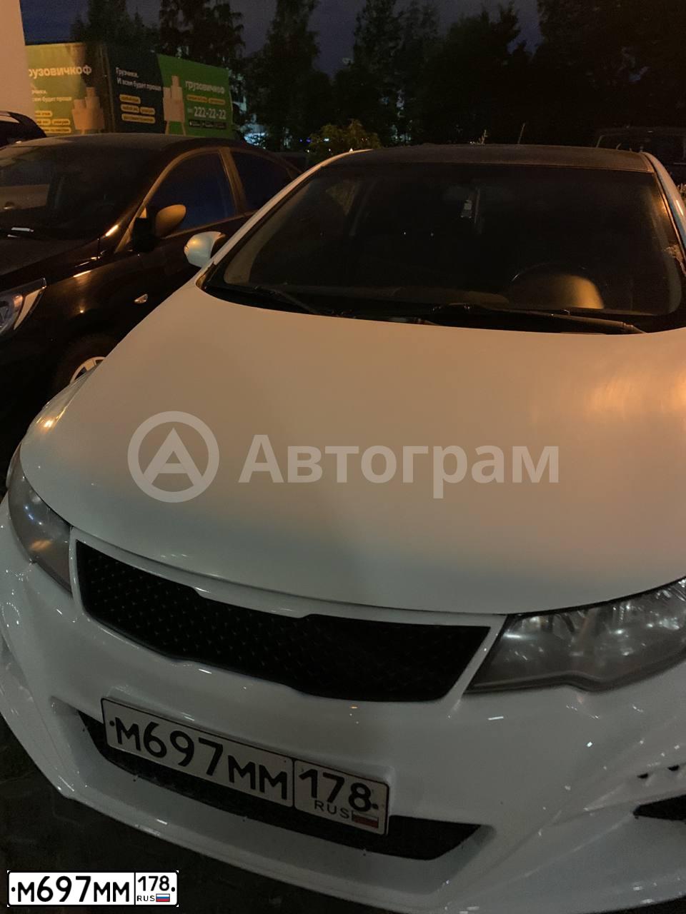 Фото автомобиля KIA CERATO, 2010 — госномер М697ММ178. Цвет: БЕЛЫЙ