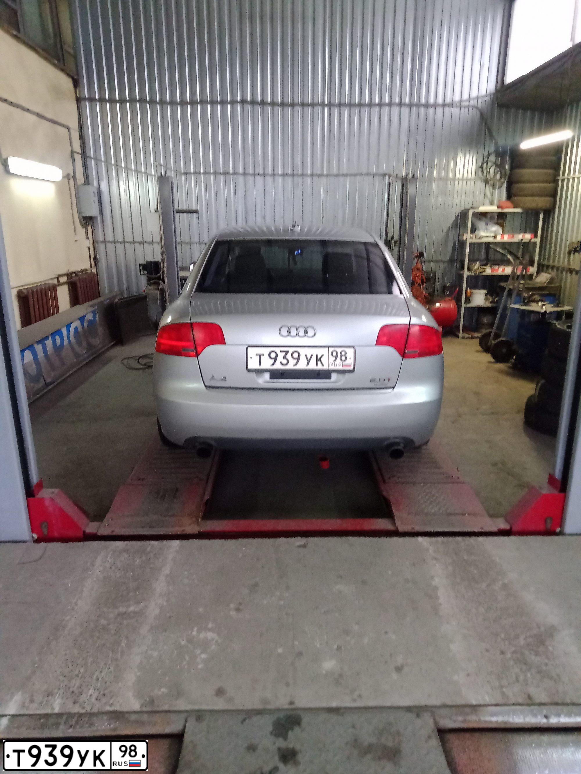 Фото автомобиля AUDI A4, 2004 — госномер Т939УК98. Цвет: СЕРЕБРИСТЫЙ